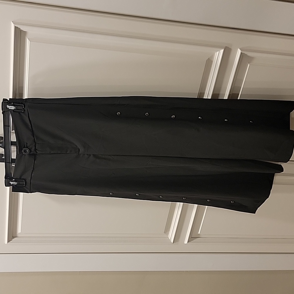 Cropped wide leg pants with buttons on legs, size M
